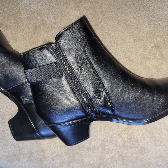 NWOT - Clarks Black Leather Heeled Boots - Picture 3 of 4